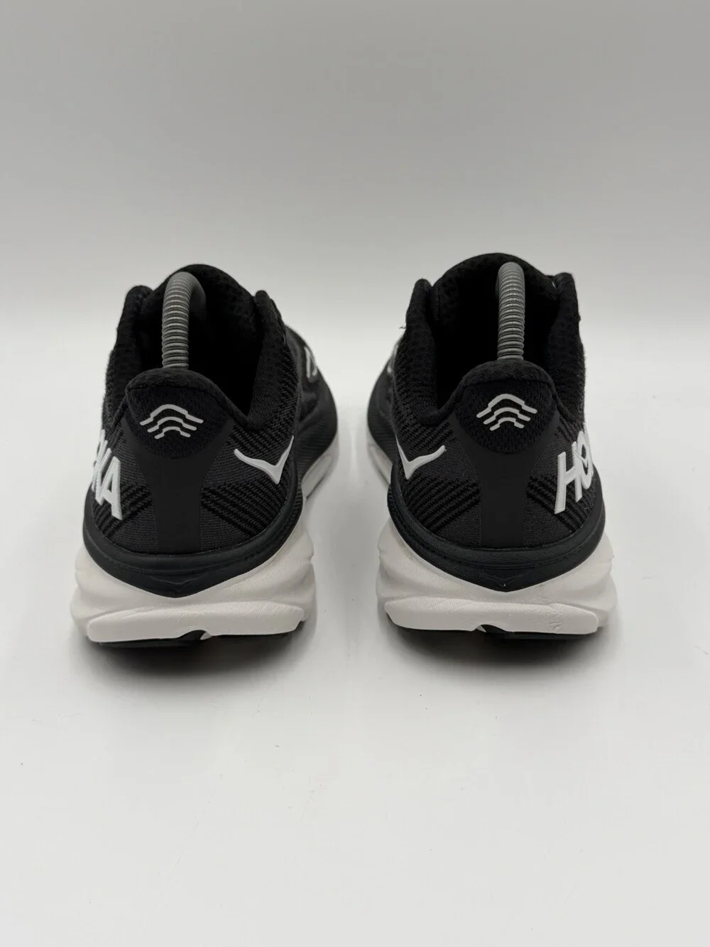 Hoka One One Clifton 9 Black/White Running Shoe's Women's Size 8B 1127896BWHT